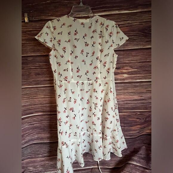 ROMWE Wrap Around Flower Dress. Size Medium/ 6. - Picture 3 of 7